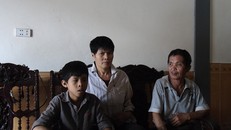 Trần Văn Nhu bên người vợ tâm thần và con trai