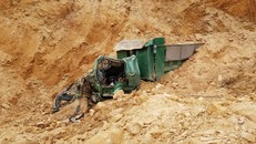 Xe ben 4 chân bị vùi lấp trong núi đất đá khai thác trái phép