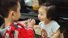 Tuấn Hưng khoe khoảnh khắc hai con quấn quýt bên nhau