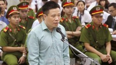 Bị cáo Hà Văn Thắm, nguyên Chủ tịch Hội đồng quản trị Ngân hàng Thương mại cổ phần Đại Dương đứng trước vành móng ngựa. Ảnh: Doãn Tấn/TTXVN