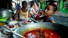 Pagpag là món ăn thường nhật của trẻ em ở khu những ổ chuột của Philippines. (Nguồn: Rappler).