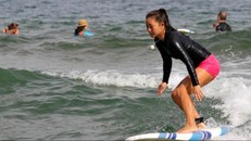 Một cô gái người Triều Tiên lướt sóng biển