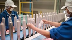 Nhân viên hãng bao cao su kiểm tra chất lượng sản phẩm. Ảnh: AFP