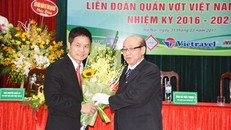 Ông Nguyễn Danh Thái - nguyên Chủ tịch VTF tặng hoa cho tân Chủ tịch VTF nhiệm kì VI, ông Nguyễn Quốc Kỳ (trái). (Ảnh internet)