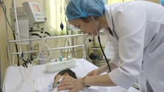 Bé trai đang được điều trị tại bệnh viện