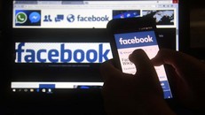 Sức ép bủa vây Facebook sau vụ bê bối lộ thông tin người dùng (Ảnh: AFP)