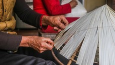 Về làng Chuông ngắm nghệ nhân tỉ mỉ khâu nón