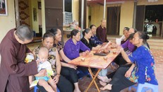 Sân chùa lúc nào cũng rộn tiếng người