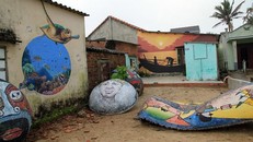 Tranh tường bên cạnh tranh thúng mủng...