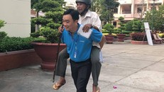 Cán bộ nhiệt tình đưa người dân nghèo, có hoàn cảnh khó khăn vào khám bệnh