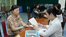 Chi trả lương hưu, trợ cấp bảo hiểm xã hội. (Ảnh: Minh Quyết/TTXVN)