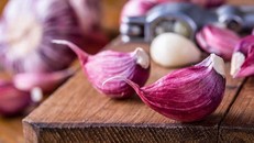 Tỏi hỗ trợ chức năng tim và não, do đó điều chỉnh chu kì giấc ngủ