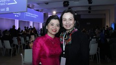 Đại sứ Trần Thị Hoàng Mai chúc mừng Tiến sĩ Nguyễn Thị Hiệp