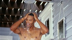 Tắm vòi hoa sen sẽ giúp mọi người ngủ ngon (Ảnh minh họa)