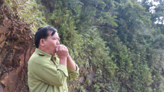 Anh Trương Cảm đang gọi chim ở Vườn quốc gia Bạch Mã