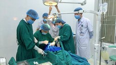 Các bác sĩ thực hiện ca phẫu thuật