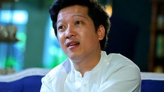 Rò rỉ hình ảnh Trường Giang ngồi lủi thủi một mình, đọc tin tức về Nhã Phương qua điện thoại?