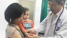 Một bệnh nhi mắc tay chân miệng điều trị tại khoa Truyền nhiễm đang được ThS Hải thăm khám