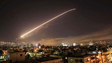 Hệ thống phòng không Syria khai hỏa đánh chặn tên lửa Mỹ. Ảnh: AP.