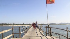 Cây cầu giúp đỡ người dân dễ dàng hơn trong việc đi lại cũng như giao thương giữa các xã trong huyện. Ảnh: Văn Định