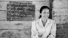 Một người đẹp trong một nhà máy sản xuất bánh kẹo ở đồng bằng sông Cửu Long, 1994. Ảnh: Mike Huddleston.