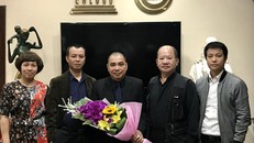 Chủ tịch Liên hiệp các Hội UNESCO Việt Nam Nguyễn Xuân Thắng và BBT Ngày Nay trao quyết định bổ nhiệm cho ông Phạm Hữu Quang 