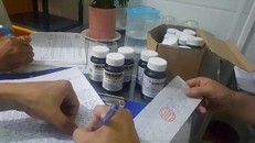 Đoàn thanh tra niêm phong lô thuốc để xử lý