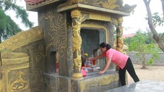 Hơn 20 năm qua, bà Mai đã chăm sóc tận tình cho những ngôi mộ cá voi