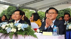 Phó Thủ tướng Chính phủ - Bộ trưởng Ngoại giao Phạm Bình Minh và ông Koh Dong Jin, Tổng giám đốc Điều hành Samsung tại buổi lễ