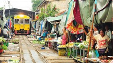 Cảnh mua bán tại chợ đường tàu ldiễn ra hàng ngày (Nguồn ảnh: Tielandtothailand)