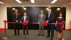 Đại diện Honeywell và khách mời cắt băng khánh thành Trung tâm