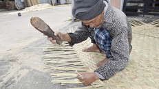 Ông Liêm cần mẫn tạo ra những chiếc thuyền thúng