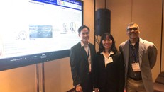 GS Chin GS Ki Jinn Chin - Bệnh viện Tây Toronto, Canada (bìa trái) chúc mừng thành công của bác sĩ Hồ Thị Xuân Nga và Bệnh viện Vinmec tại Hội thảo