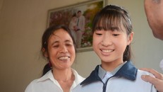 Chị Nam hạnh phúc nhìn con gái ngoan ngoãn và chăm học