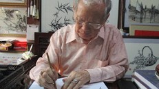 Ông Lê Văn Kinh miệt mài bên nghiên mực