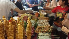 Chợ đêm phố cổ mùa này có gì vui?