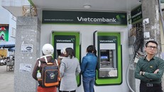 Hàng loạt ngân hàng đã điều chỉnh tăng phí dịch vụ ngân hàng gần đây. Ảnh minh họa: NQ.