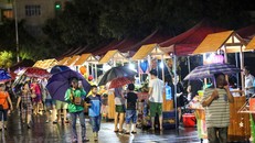 Người dân đội mưa dự khai trương phố đi bộ Trịnh Công Sơn