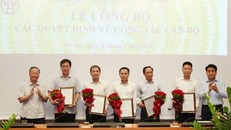 Chủ tịch TP Nguyễn Đức Chung trao quyết định điều động và bổ nhiệm 5 Phó Giám đốc sở, ngành