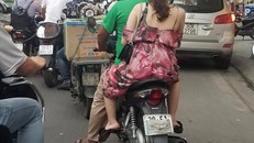 Biển số đeo khẩu trang: Đội xe ôm kỳ lạ tung hoành trên phố