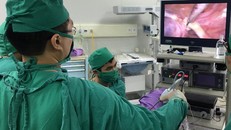 Nội soi lấy vòng tránh thai ‘đi lạc’ trong ổ bụng bệnh nhân