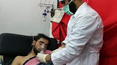 Một thường dân được điều trị sau cuộc tấn công hôm 4/2 ở Saraqeb. Ảnh: DW.