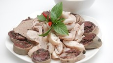 Người bị sỏi thận nên tránh ăn thực phẩm chứa purin như lòng lợn, lạp xưởng...