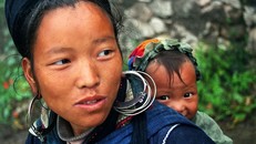 Ở Sapa, Việt Nam, những đứa trẻ rất vui khi trông thấy tôi còn những bà mẹ ở đây thì vô cùng xinh đẹp với những đôi khuyên tai lớn và những bộ trang phục truyền thống màu chàm.