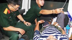 Ông C. đang được đưa vô đất liền bằng trực thăng. Ảnh: BV Quân y 175