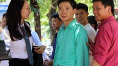 Sau mỗi phiên xử, bác sĩ Lương được đông đảo người dân hỏi thăm, chia sẻ. Ảnh: Hoàng Lam.