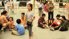 Hành khách bị chậm chuyến chờ đợi ở sân bay Đà Nẵng. Ảnh: Nguyễn Đông
