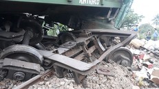 Hai tàu tông nhau trực diện, nhiều toa lật nghiêng ở Quảng Nam