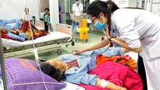 Nhân viên y tế khám chữa bệnh cho người dân. (Ảnh: Dương Ngọc/TTXVN)