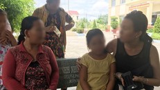 Bé Tr. đang được người thân động viên để ổn định tâm lý (Ảnh: Thời đại)